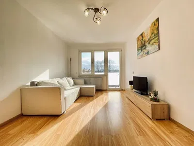 Küche; küchengeräte, holzboden, tageslicht, moderner stil