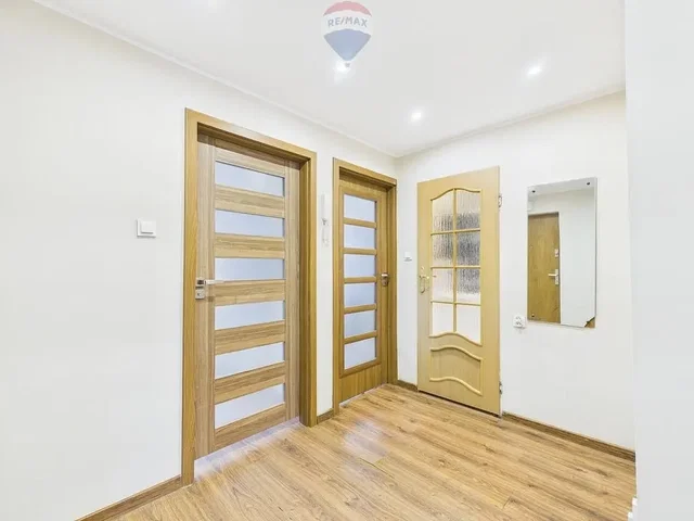 Cucina; elettrodomestici, pavimento in legno, luce naturale, stile moderno