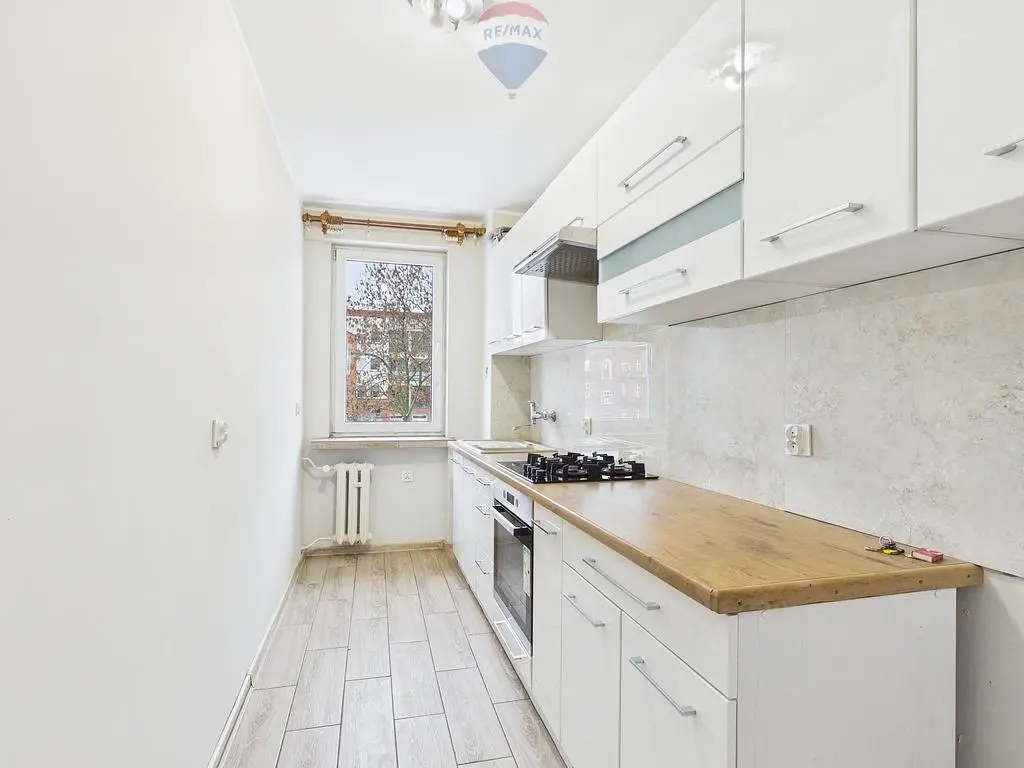 Dnevni boravak; drveni pod, prirodna svjetlost, moderan stil, visoki stropovi