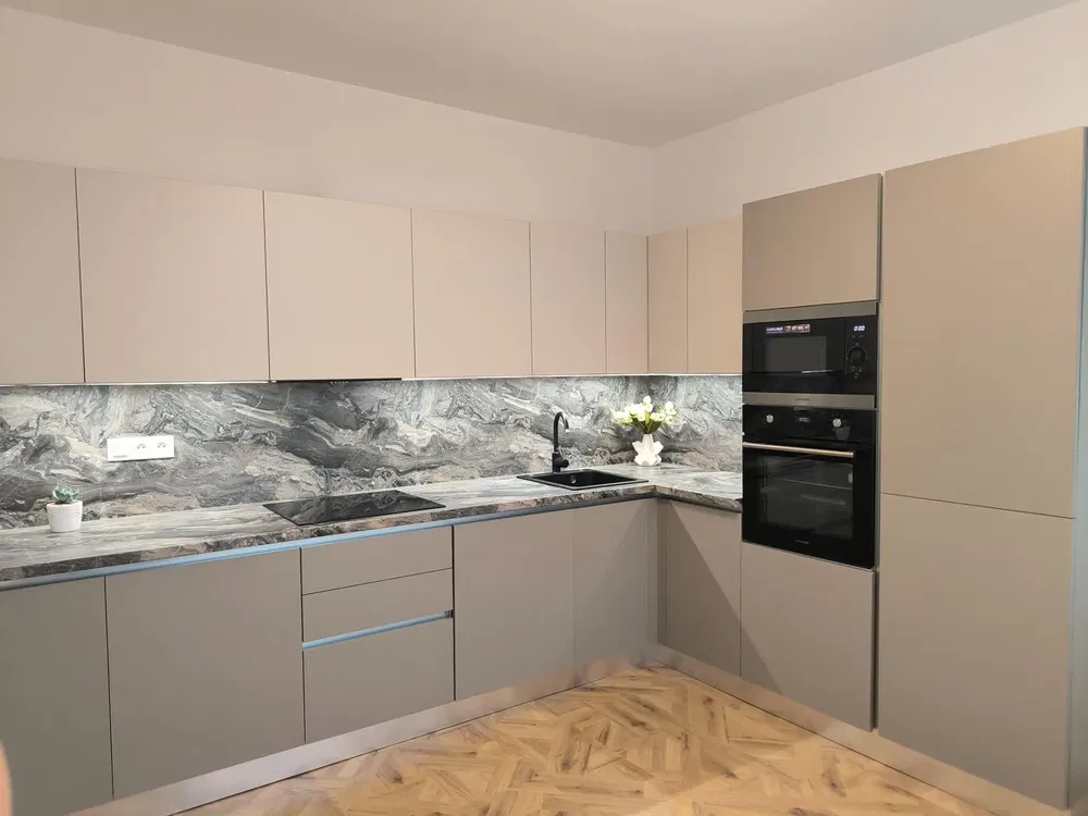 Kuchyňa; kuchynské spotrebiče, drevená podlaha, prirodzené svetlo, moderný štýl