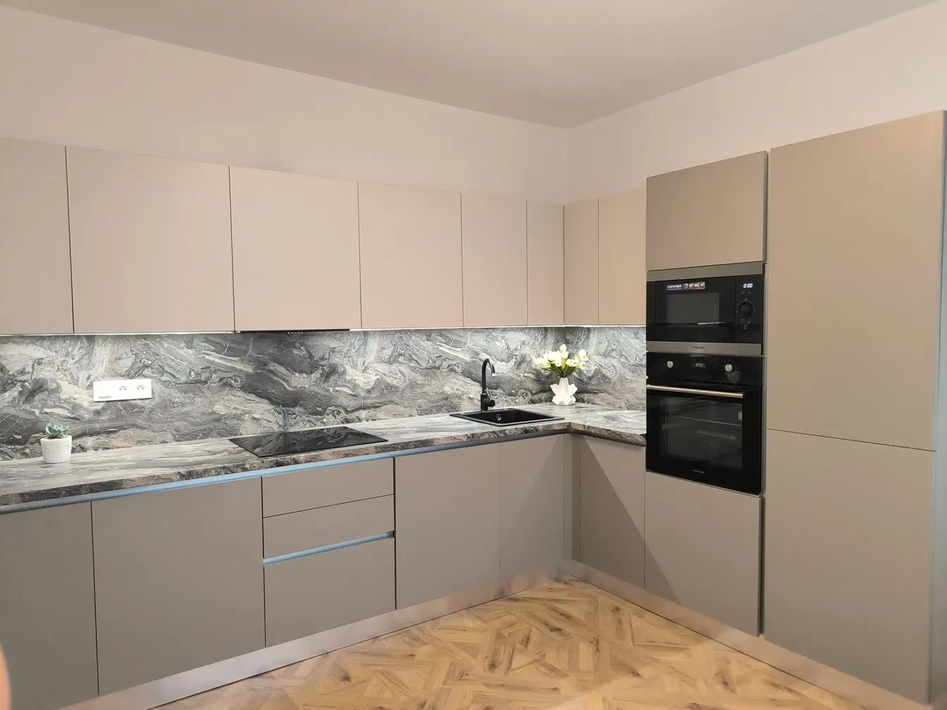 Kuchyňa; kuchynské spotrebiče, drevená podlaha, prirodzené svetlo, moderný štýl