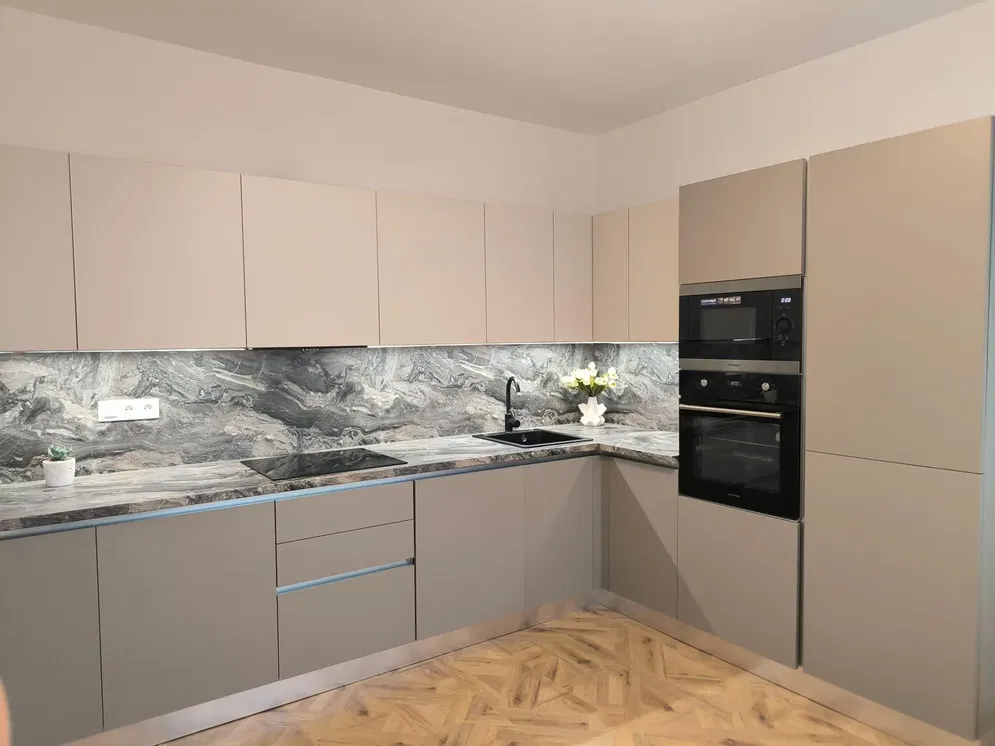 Kuchyňa; kuchynské spotrebiče, drevená podlaha, prirodzené svetlo, moderný štýl