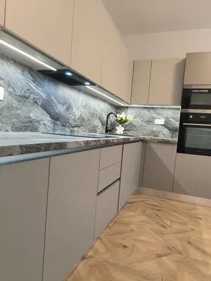 Kuchyňa; kuchynské spotrebiče, drevená podlaha, prirodzené svetlo, moderný štýl