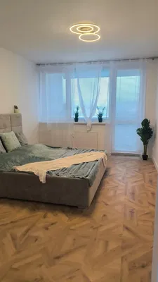 Kuchyňa; kuchynské spotrebiče, drevená podlaha, prirodzené svetlo, moderný štýl