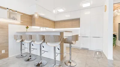 Kuchyňa; kuchynské spotrebiče, dlažba, prirodzené svetlo, moderný štýl