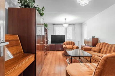 Kuchyně; kuchyňské spotřebiče, dřevěná podlaha, přirozené světlo, moderní styl