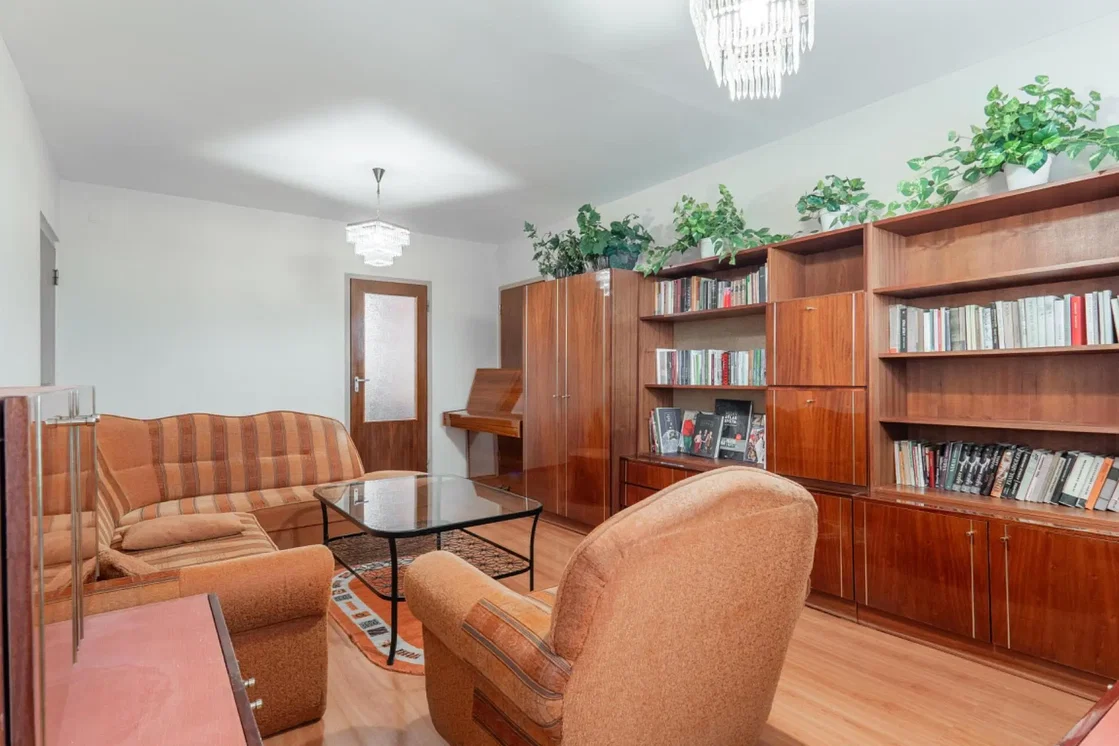 Kuchyně; kuchyňské spotřebiče, dřevěná podlaha, přirozené světlo, moderní styl