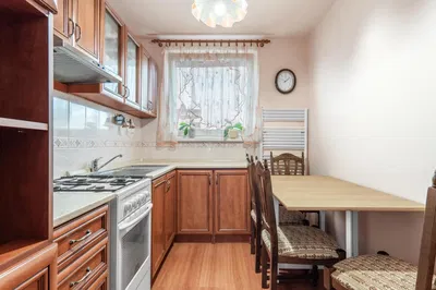 Küche; küchengeräte, holzboden, tageslicht, moderner stil