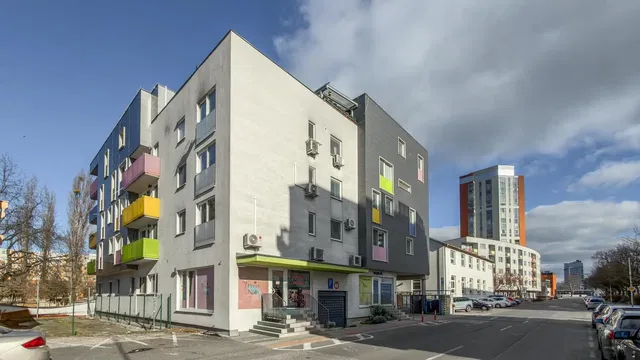 Kuchnia; sprzęt kuchenny, podłoga drewniana, światło dzienne, styl nowoczesny