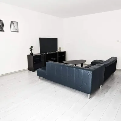 Living room; wood floor, natural light, modern style