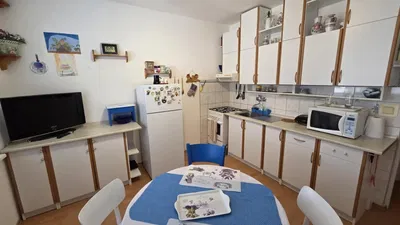 Küche; küchengeräte, holzboden, tageslicht, moderner stil