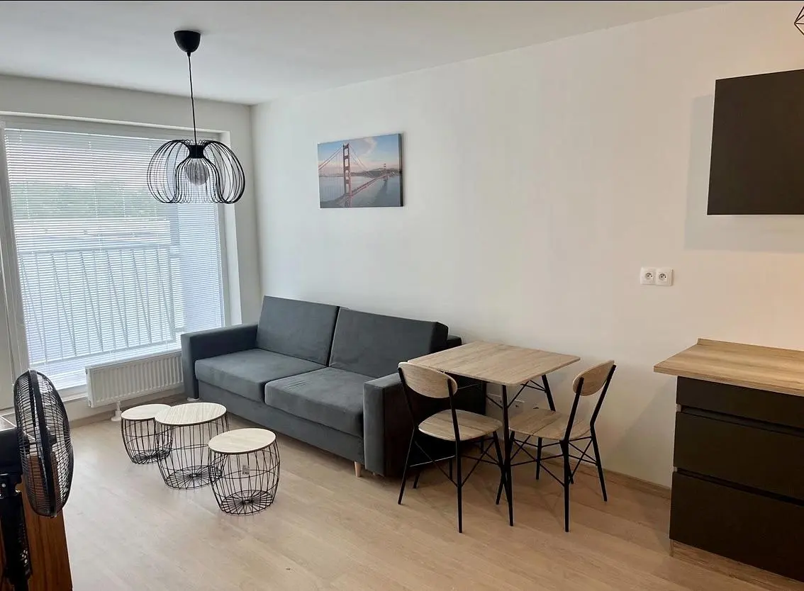 Cuisine; électroménager, parquet, lumière naturelle, style moderne