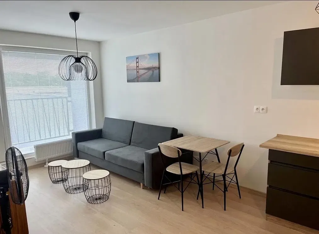 Cuisine; électroménager, parquet, lumière naturelle, style moderne