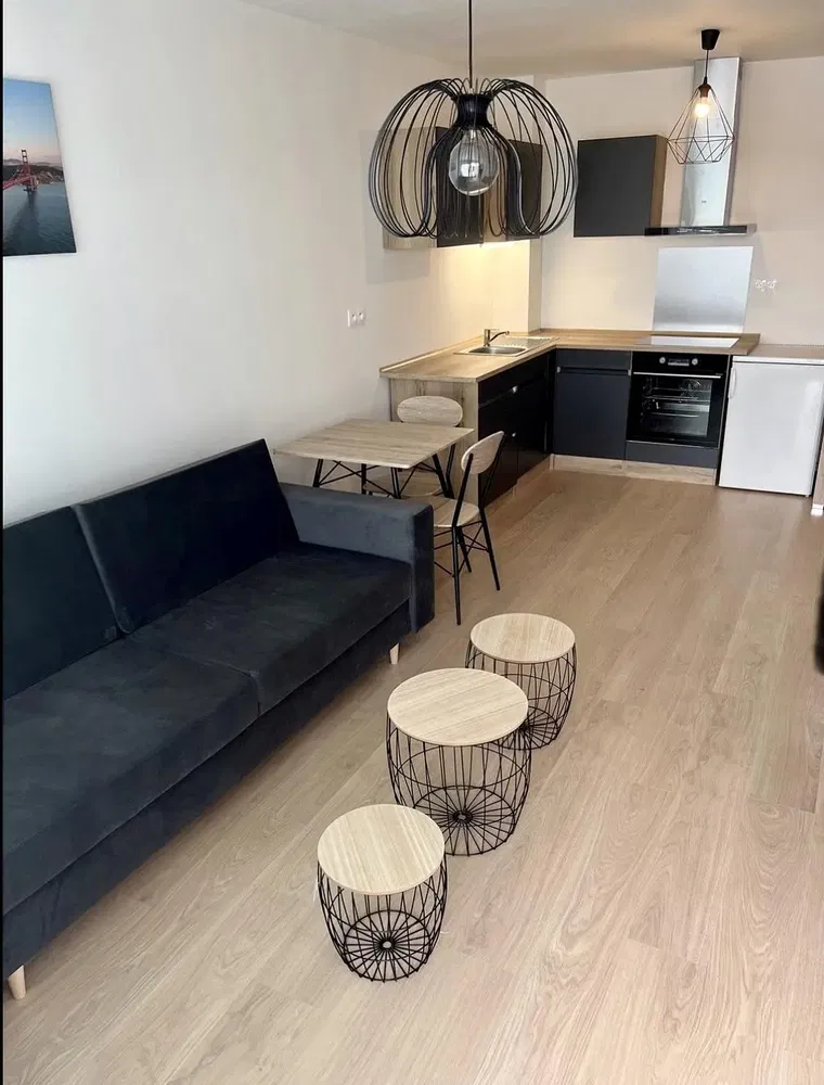 Cuisine; électroménager, parquet, lumière naturelle, style moderne