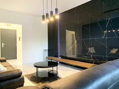 Küche; küchengeräte, holzboden, tageslicht, moderner stil