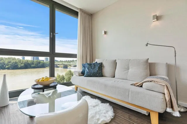 Kuchnia; sprzęt kuchenny, podłoga drewniana, światło dzienne, styl nowoczesny