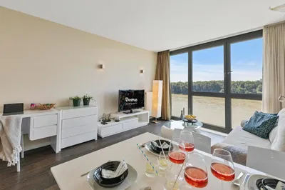 Salon; parquet, lumière naturelle, style moderne