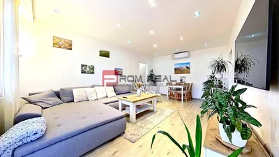 Salon; parquet, lumière naturelle, style moderne