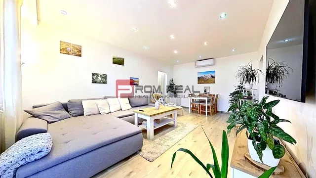 Wohnzimmer; holzboden, tageslicht, moderner stil