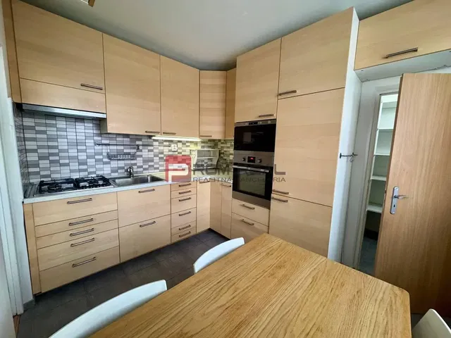 Küche; küchengeräte, holzboden, tageslicht, moderner stil