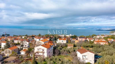 Kuchyně; kuchyňské spotřebiče, dřevěná podlaha, přirozené světlo, moderní styl