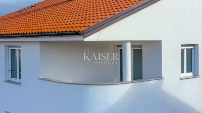 Kuchyně; kuchyňské spotřebiče, dřevěná podlaha, přirozené světlo, moderní styl