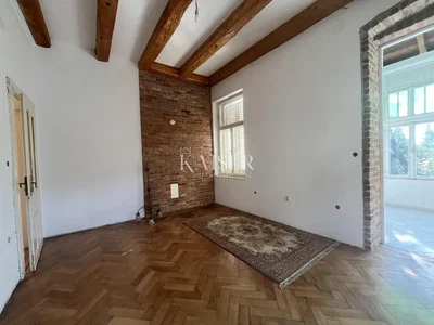 Kuchyně; kuchyňské spotřebiče, dřevěná podlaha, přirozené světlo, moderní styl