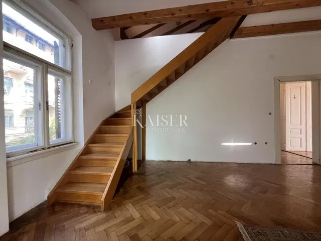 Kuchnia; sprzęt kuchenny, podłoga drewniana, światło dzienne, styl nowoczesny