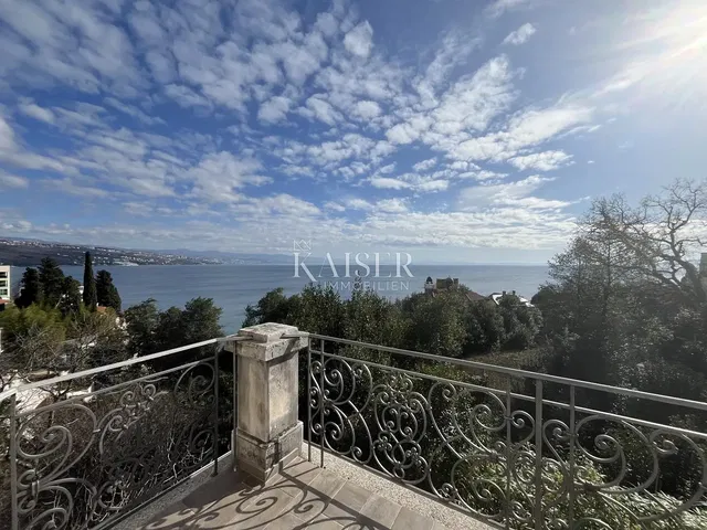 Kuchnia; sprzęt kuchenny, podłoga z płytek, światło dzienne, styl nowoczesny