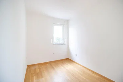 Kuchyně; kuchyňské spotřebiče, dřevěná podlaha, přirozené světlo, moderní styl