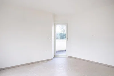 Obývací pokoj; dřevěná podlaha, přirozené světlo, moderní styl