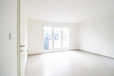 Kuchyně; kuchyňské spotřebiče, dřevěná podlaha, přirozené světlo, moderní styl