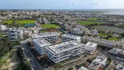 Kuchyně; kuchyňské spotřebiče, dřevěná podlaha, přirozené světlo, moderní styl