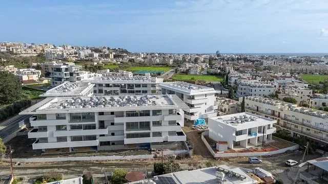 Кухиња; кухињски апарати, плочице, природно светло, модерни стил