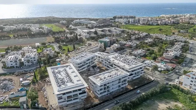 Kuchyně; kuchyňské spotřebiče, dřevěná podlaha, přirozené světlo, moderní styl