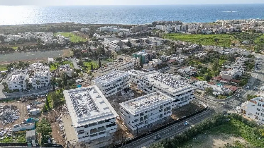 Кухиња; кухињски апарати, дрвени под, природно светло, модерни стил