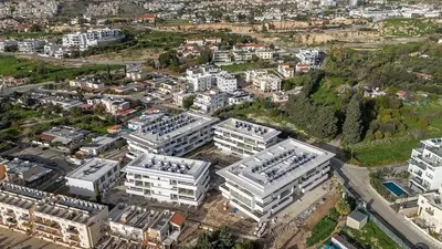 Küche; küchengeräte, holzboden, tageslicht, moderner stil