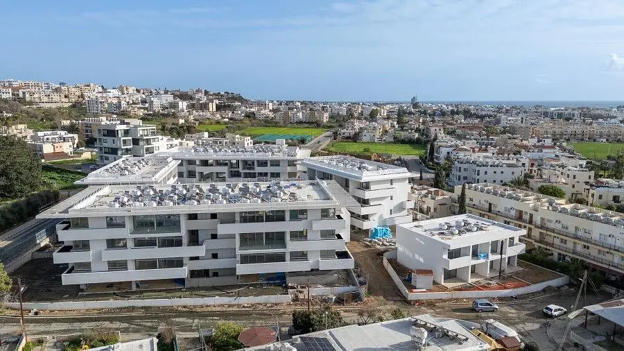 Mutfak; mutfak aletleri, ahşap zemin, doğal ışık, modern stil