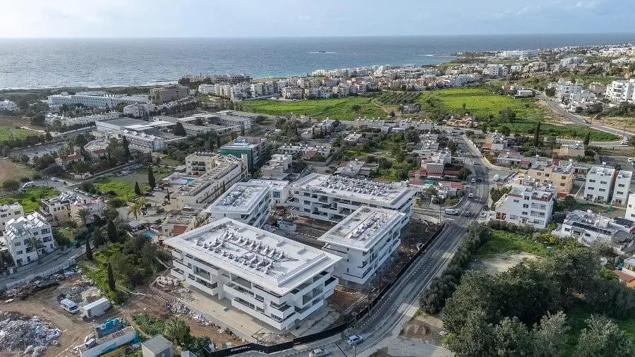 Oturma odası; ahşap zemin, doğal ışık, modern stil