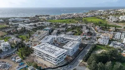 Oturma odası; ahşap zemin, doğal ışık, modern stil