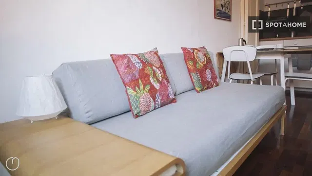 Küche; küchengeräte, holzboden, tageslicht, moderner stil