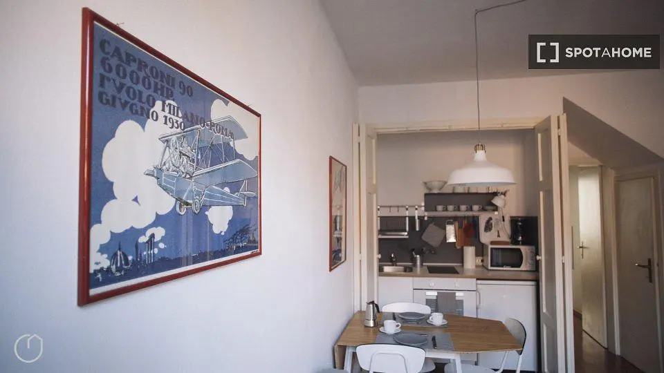 Keuken; keukenapparatuur, houten vloer, natuurlijk licht, moderne stijl