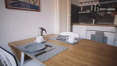 Keuken; keukenapparatuur, houten vloer, natuurlijk licht, moderne stijl