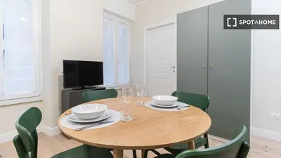 Kuchyňa; kuchynské spotrebiče, drevená podlaha, prirodzené svetlo, moderný štýl