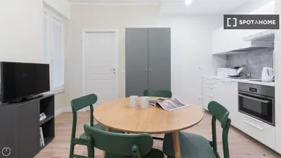 Kuchyňa; kuchynské spotrebiče, drevená podlaha, prirodzené svetlo, moderný štýl