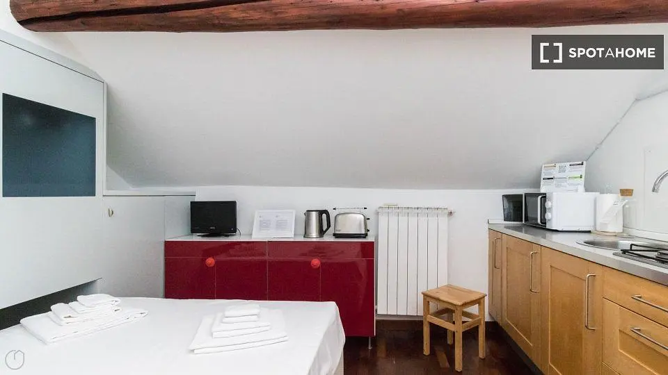 Küche; küchengeräte, holzboden, tageslicht, moderner stil