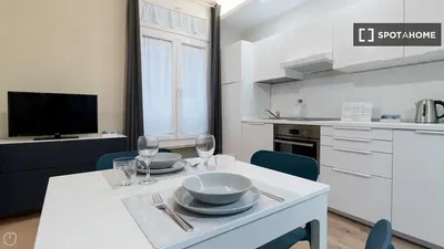 Keuken; keukenapparatuur, houten vloer, natuurlijk licht, moderne stijl