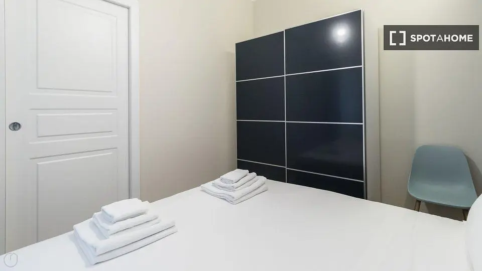 Keuken; keukenapparatuur, houten vloer, natuurlijk licht, moderne stijl