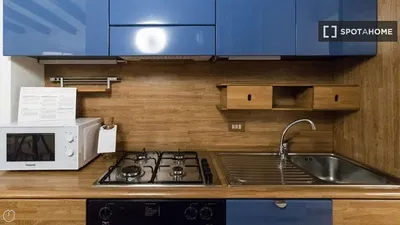 Кухиња; кухињски апарати, дрвени под, природно светло, модерни стил