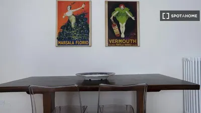 Кухиња; кухињски апарати, дрвени под, природно светло, модерни стил